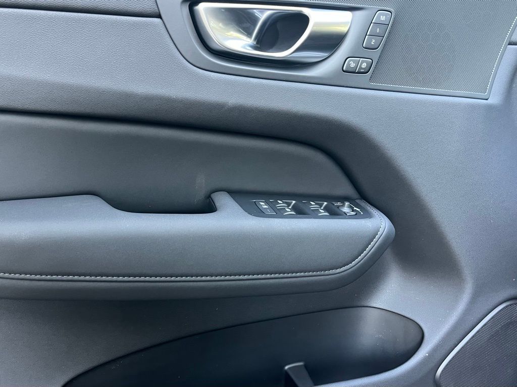 2026 Volvo XC60 Plus - Photo 26