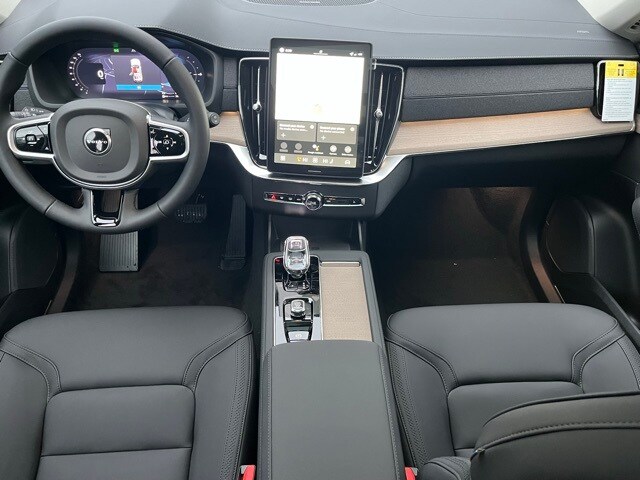 2026 Volvo XC90 T8 Plus photo 3