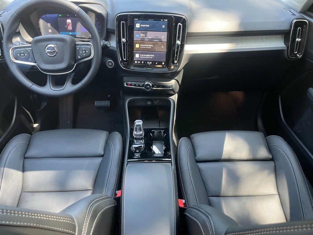 2025 Volvo XC40 Plus photo 2