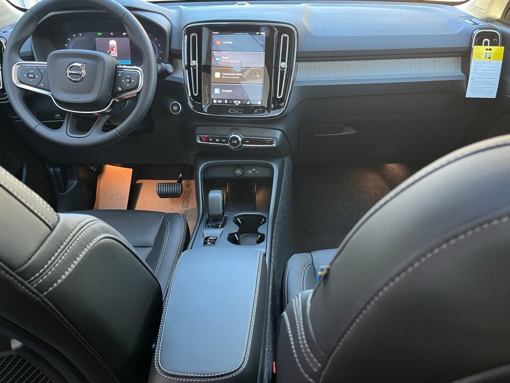 2025 Volvo XC40 Core photo 4