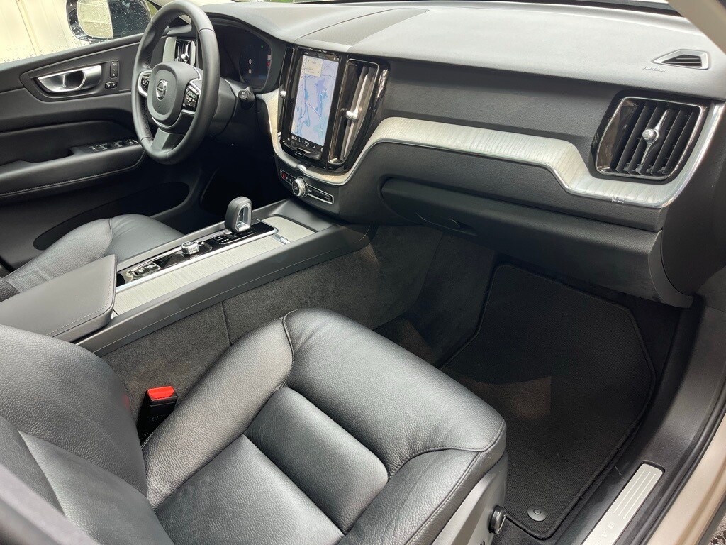 2025 Volvo XC60 B5 Plus photo 2