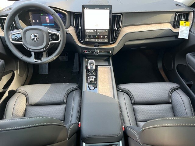2026 Volvo XC60 B5 photo 3