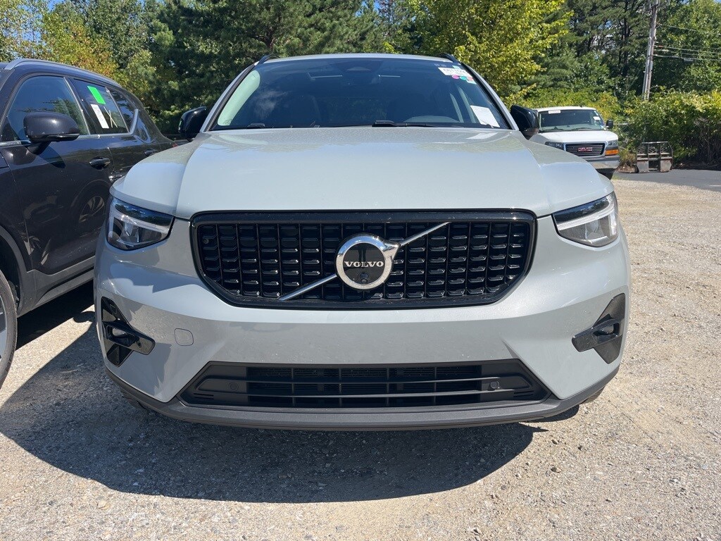 2025 Volvo XC40 Plus photo 2