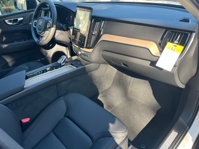 2026 Volvo XC60 B5 Plus photo 4