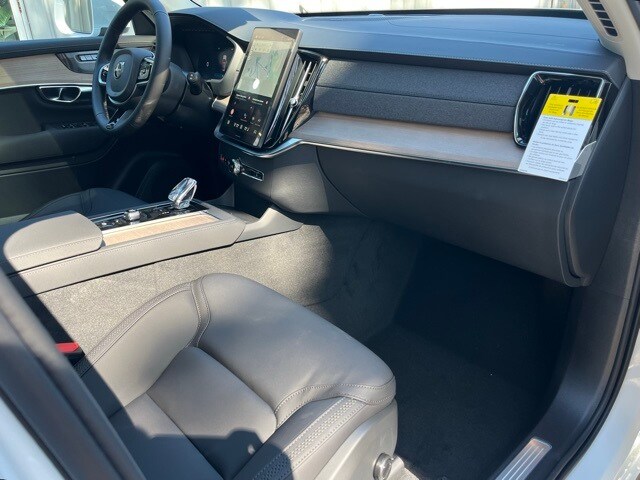 2025 Volvo XC90 Plus photo 2