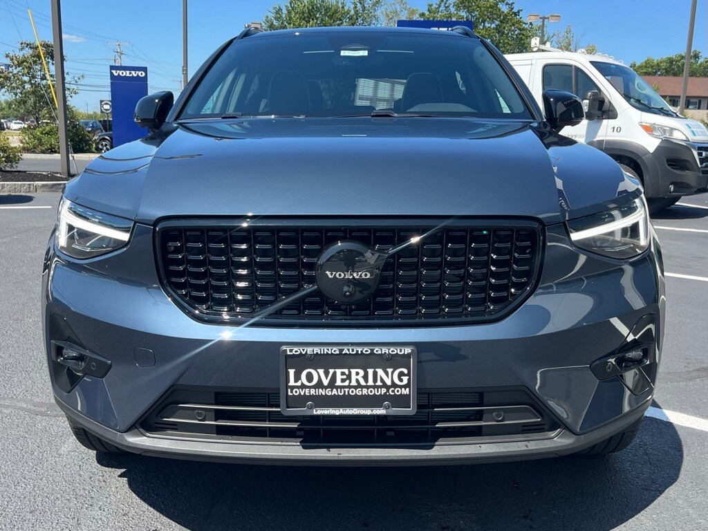 2026 Volvo XC40 photo 2