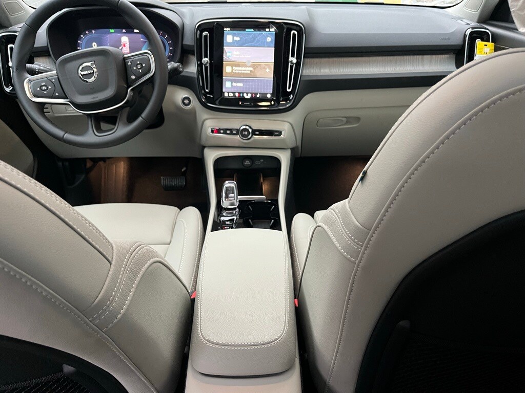 2025 Volvo XC40 Plus photo 4