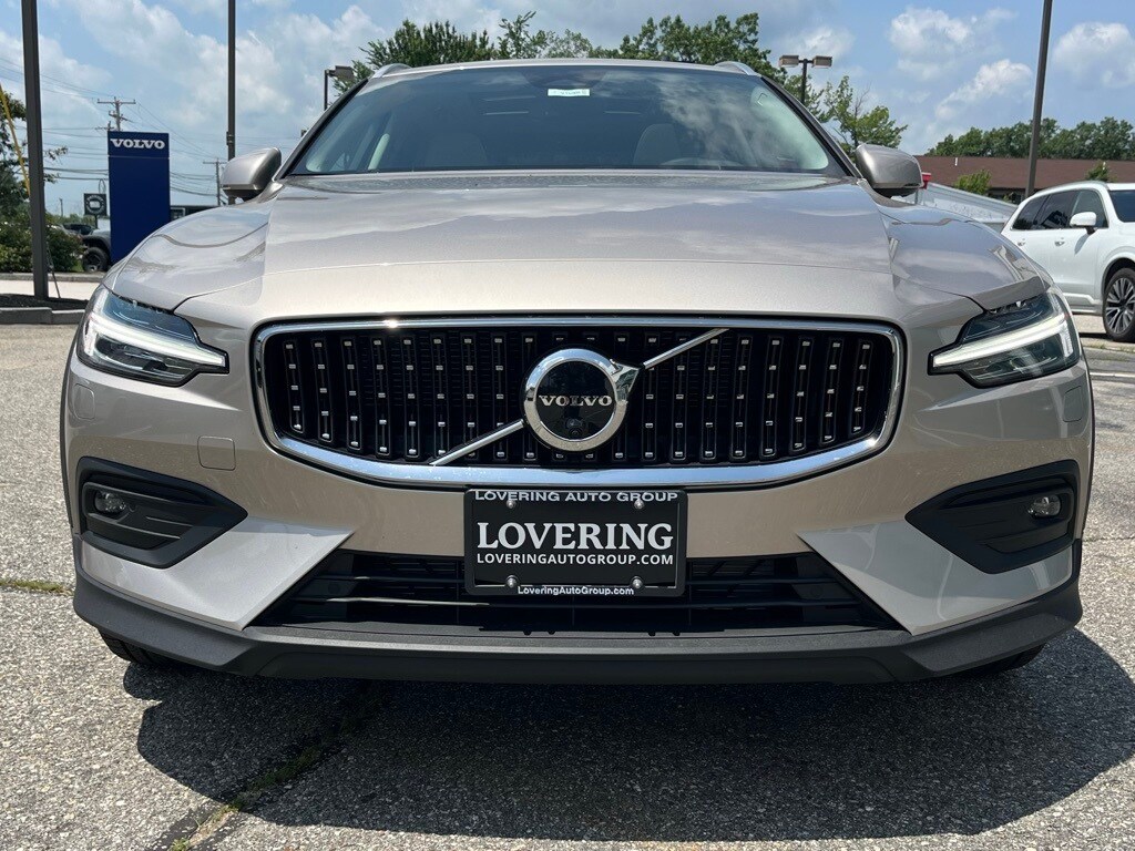 2026 Volvo V60 Cross Country B5 Plus photo 3