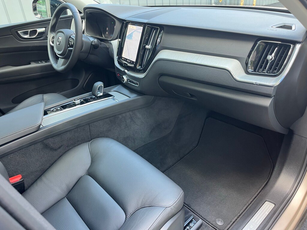 2025 Volvo XC60 B5 Plus photo 2