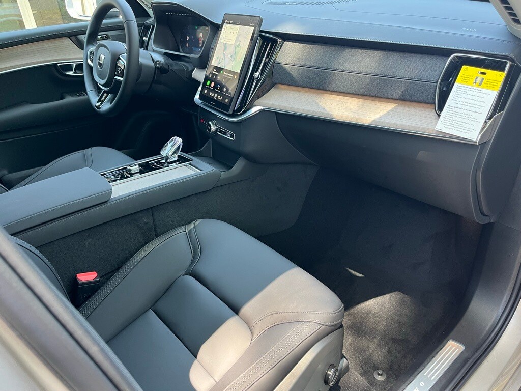 2025 Volvo XC90 T8 AWD Plus photo 2