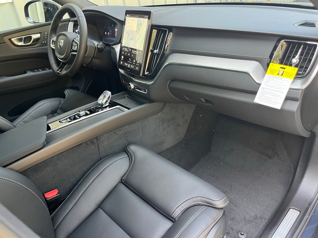 2026 Volvo XC60 B5 Black Edition photo 2