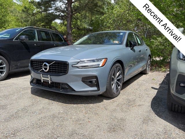 2022 Volvo S60 B5 Black Edition Momentum 4WD's photo