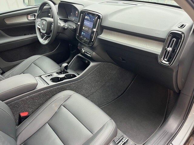 2025 Volvo XC40 Core photo 3