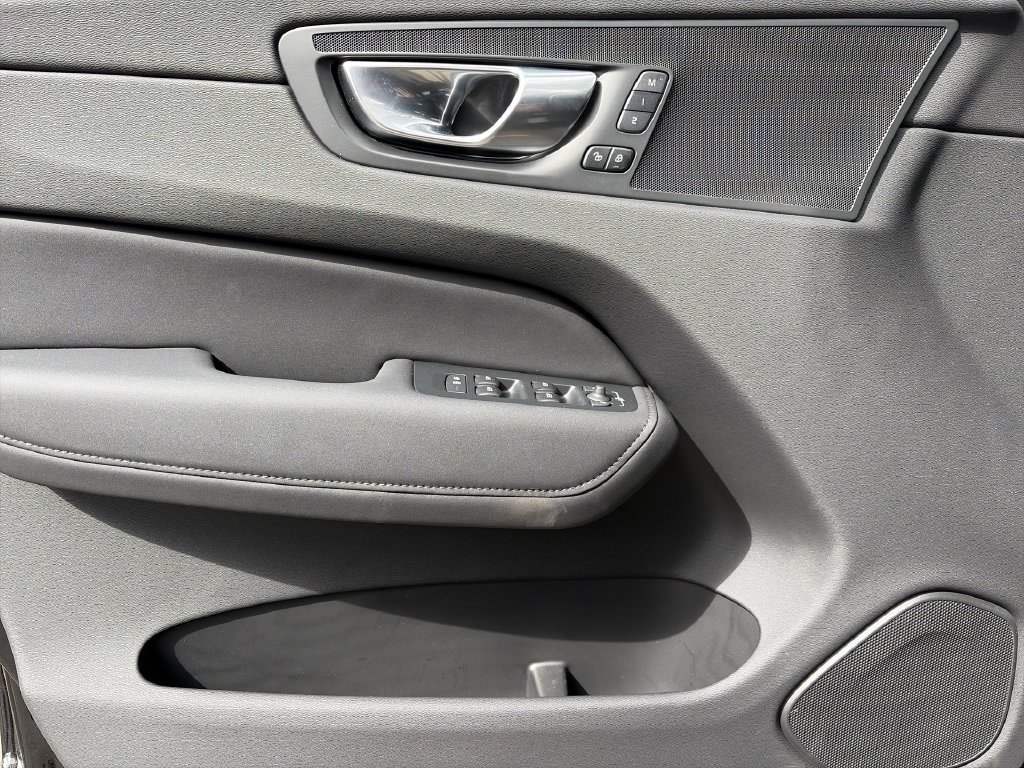 2026 Volvo XC60 Plus - Photo 16