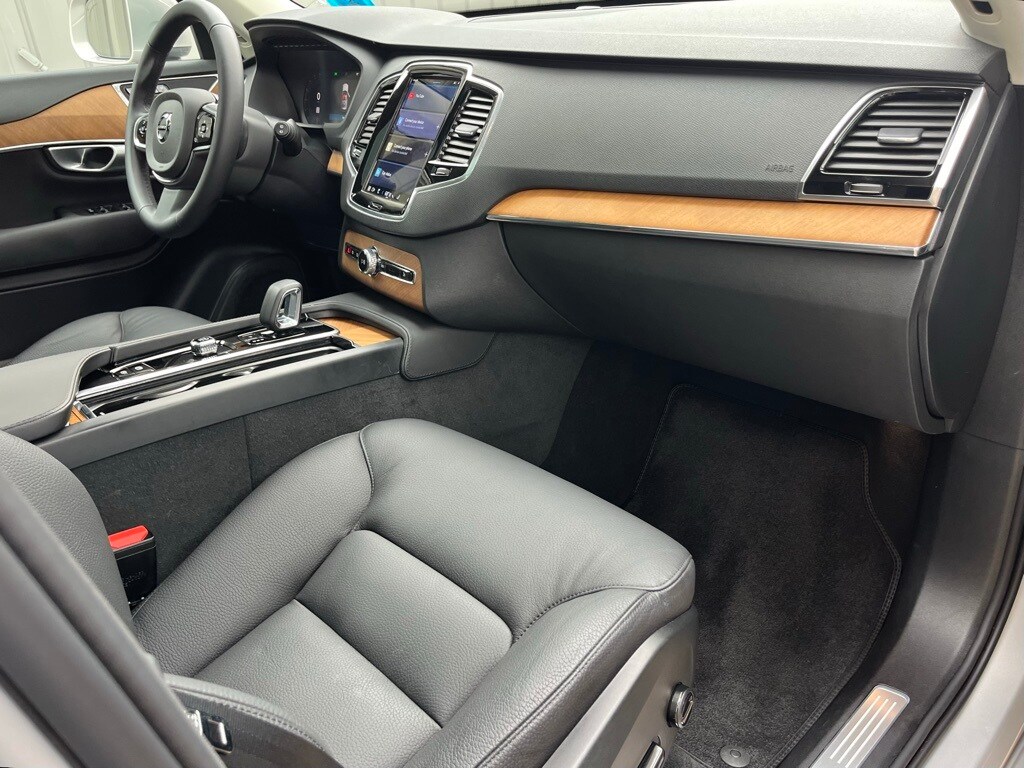 2024 Volvo XC90 B5 Plus photo 2