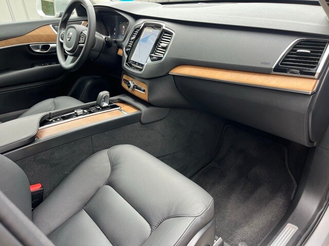 2024 Volvo XC90 Plus photo 2