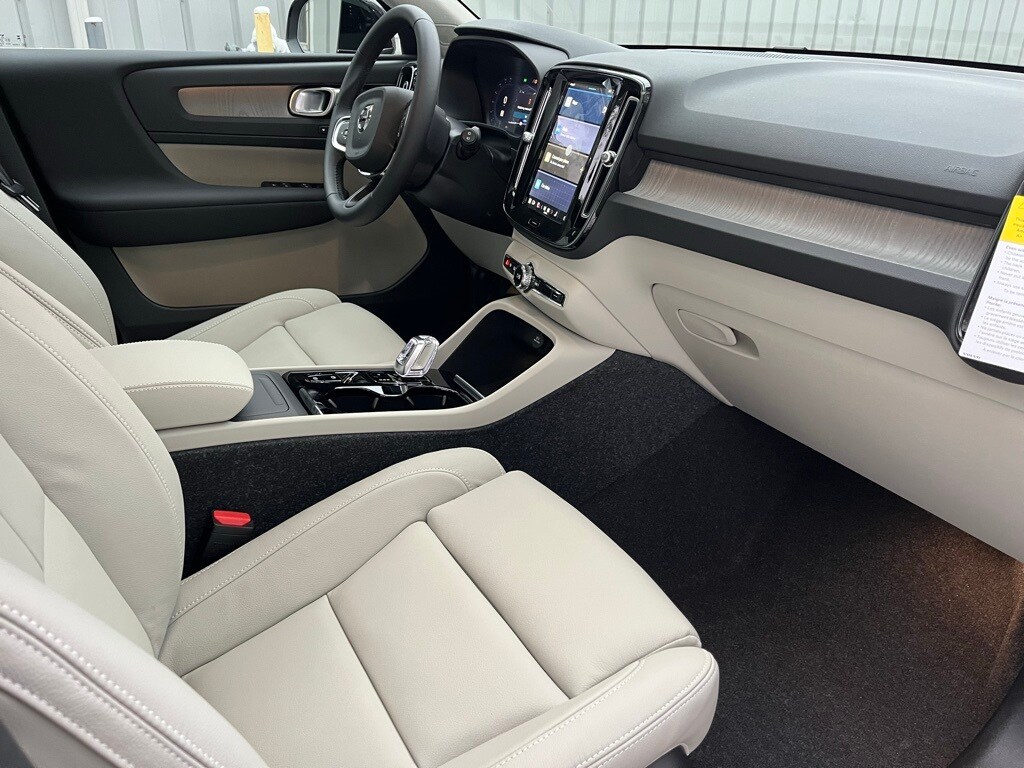 2025 Volvo XC40 Plus photo 2