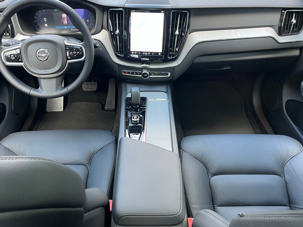 2025 Volvo XC60 B5 Plus photo 4