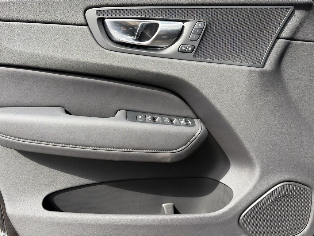2026 Volvo XC60 Plus - Photo 15