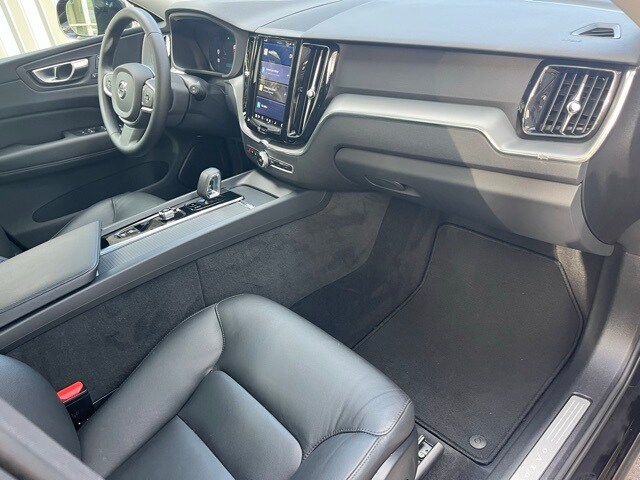 2025 Volvo XC60 B5 Core photo 3
