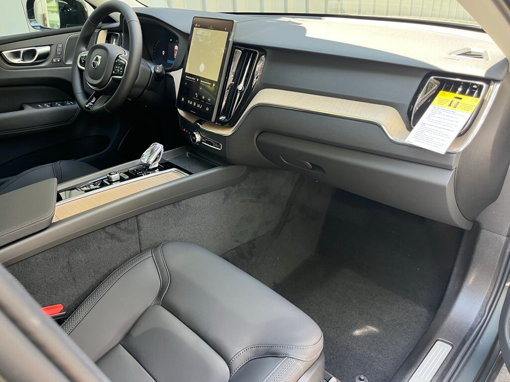 2026 Volvo XC60 B5 Plus photo 4