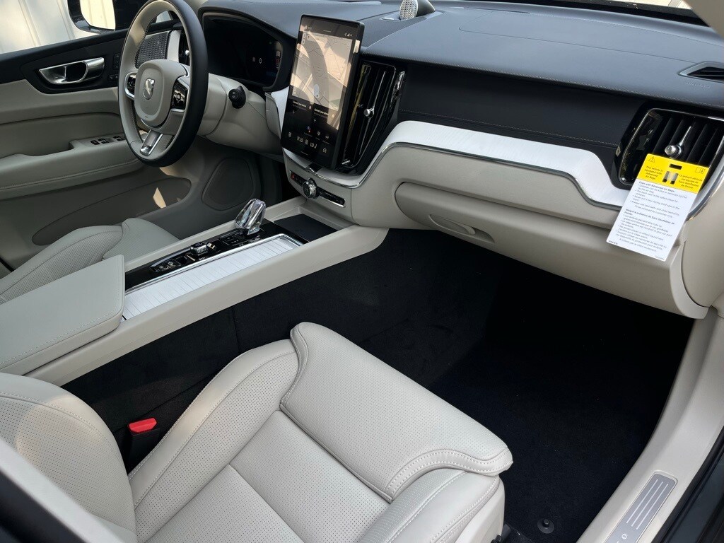 2026 Volvo XC60 Hybrid T8 photo 2
