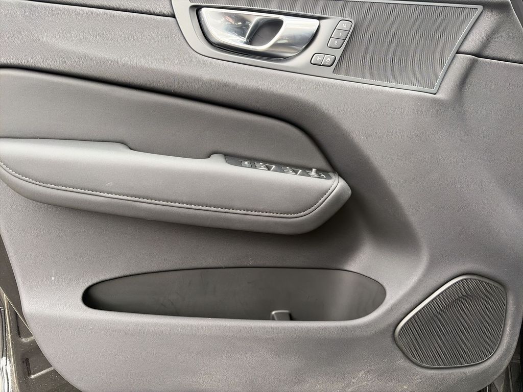 2026 Volvo XC60 Plus - Photo 15