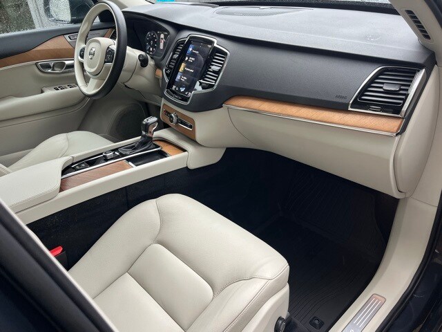 2022 Volvo XC90 T6 Momentum photo 3