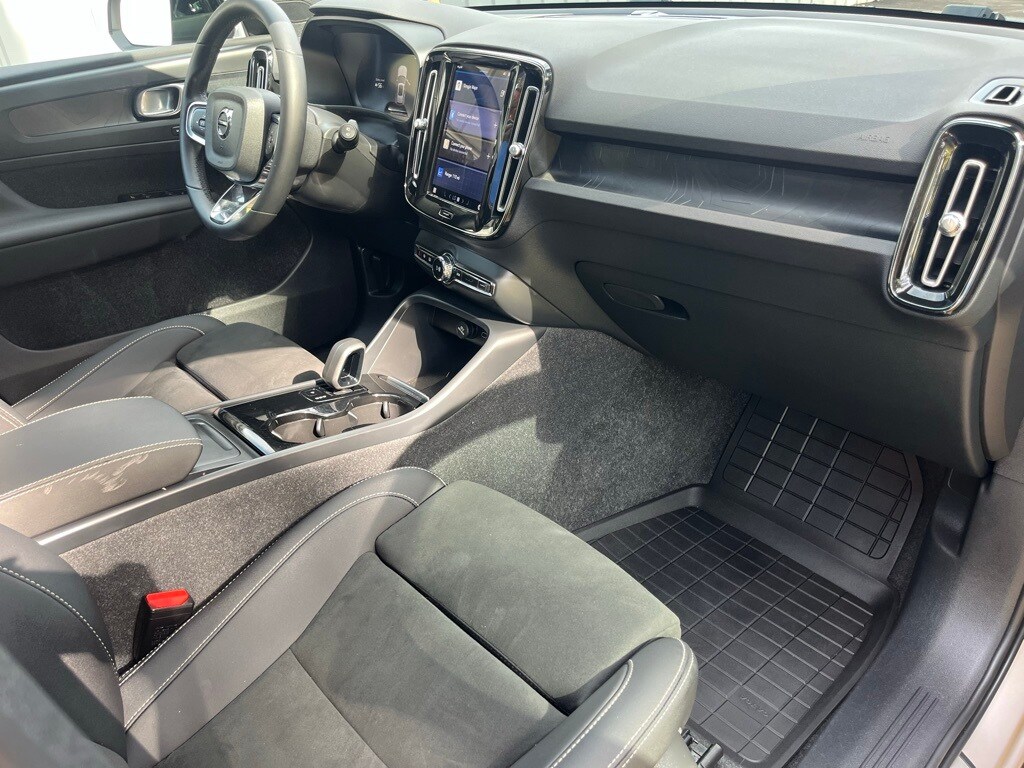 2023 Volvo XC40 Recharge Twin Plus photo 2