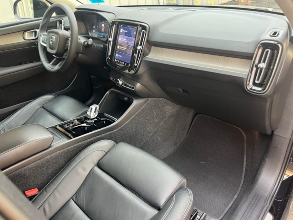 Certified 2023 Volvo XC40 B5 Plus Dark Theme SUV