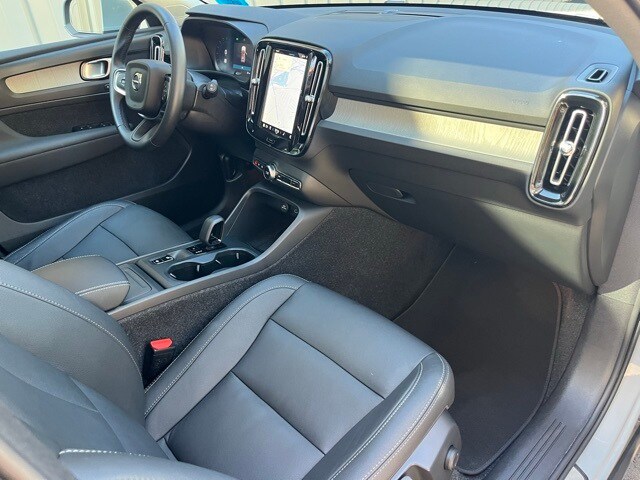 2025 Volvo XC40 Core photo 2