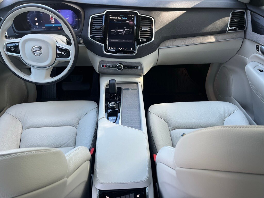 2025 Volvo XC90 T8 Plus photo 2