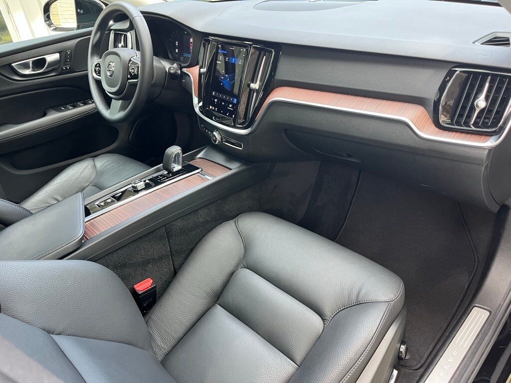 2023 Volvo V60 Cross Country B5 Plus photo 4