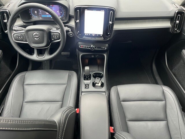 2025 Volvo XC40 Core photo 2