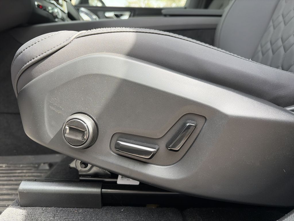 2026 Volvo XC60 Plus - Photo 14