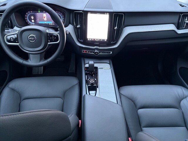 2025 Volvo XC60 B5 Plus photo 2