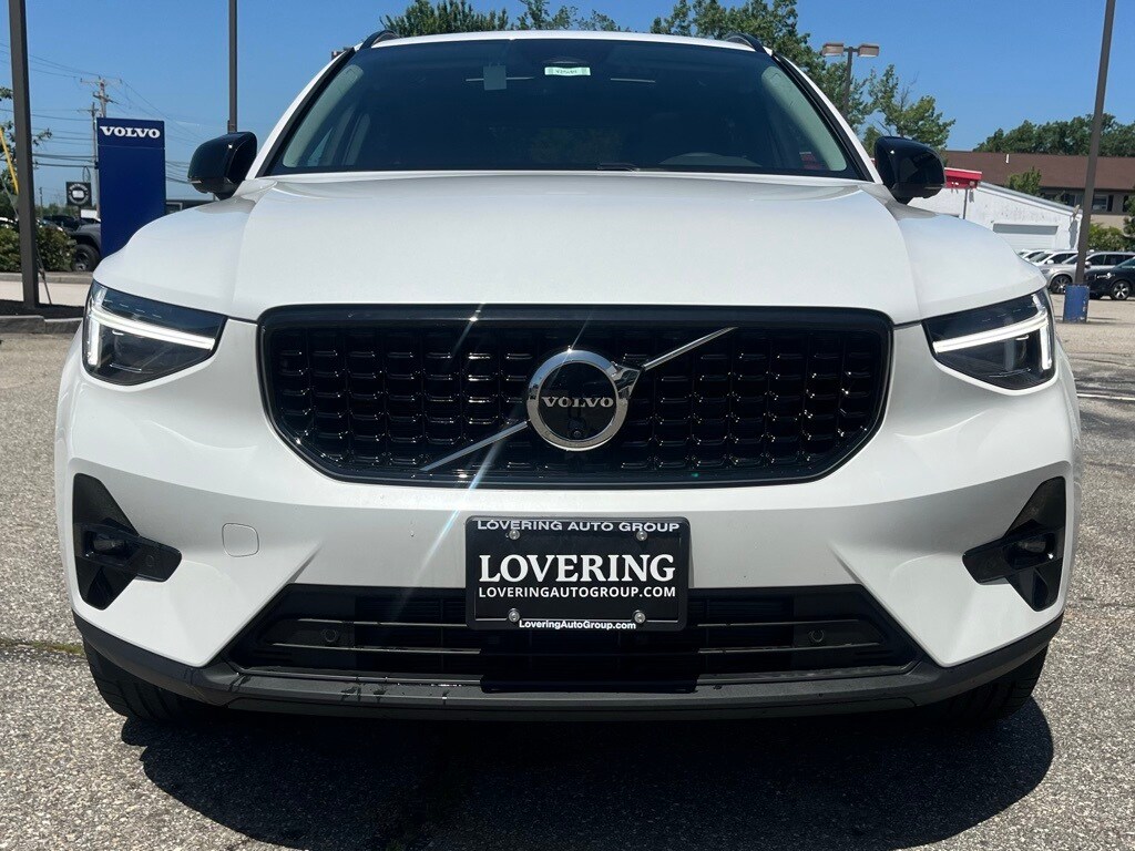 2025 Volvo XC40 Plus photo 3