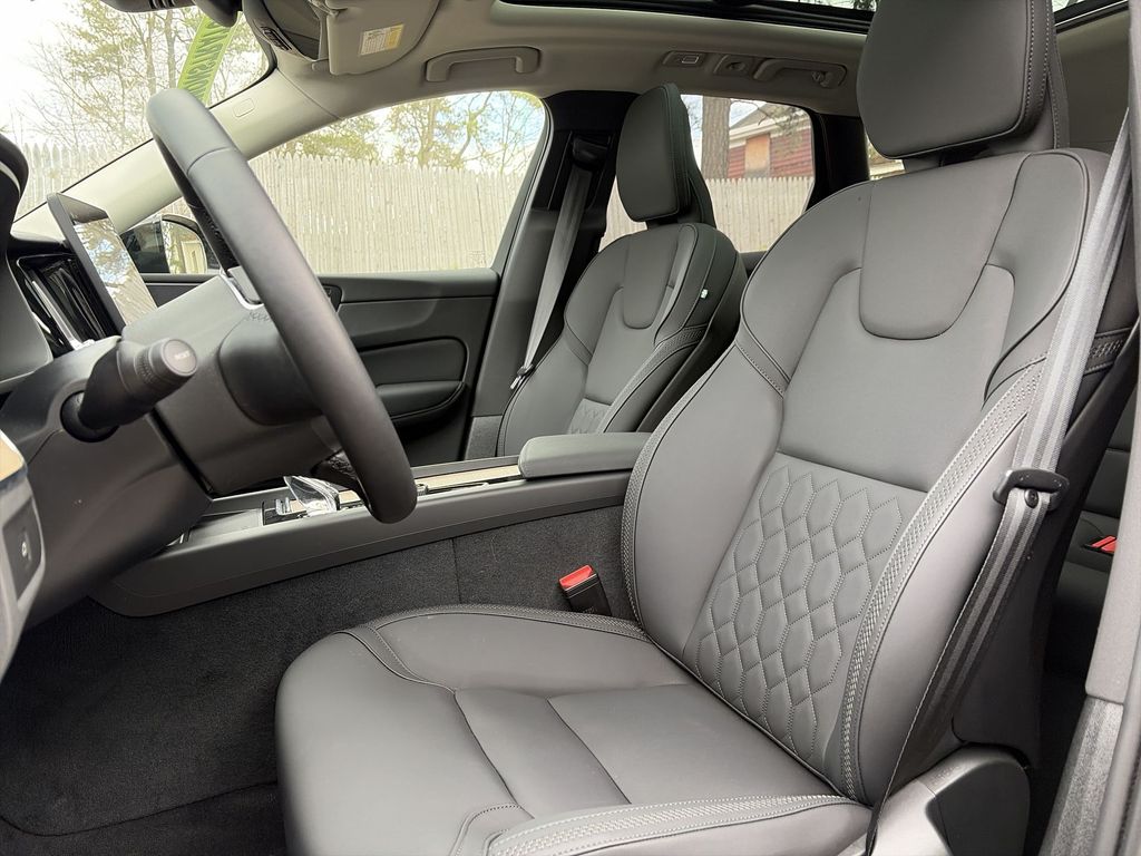 2026 Volvo XC60 Plus - Photo 13