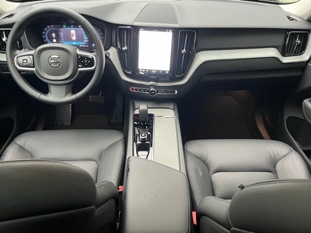 2025 Volvo XC60 B5 Plus photo 2
