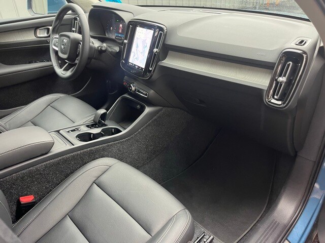 2025 Volvo XC40 Core photo 4