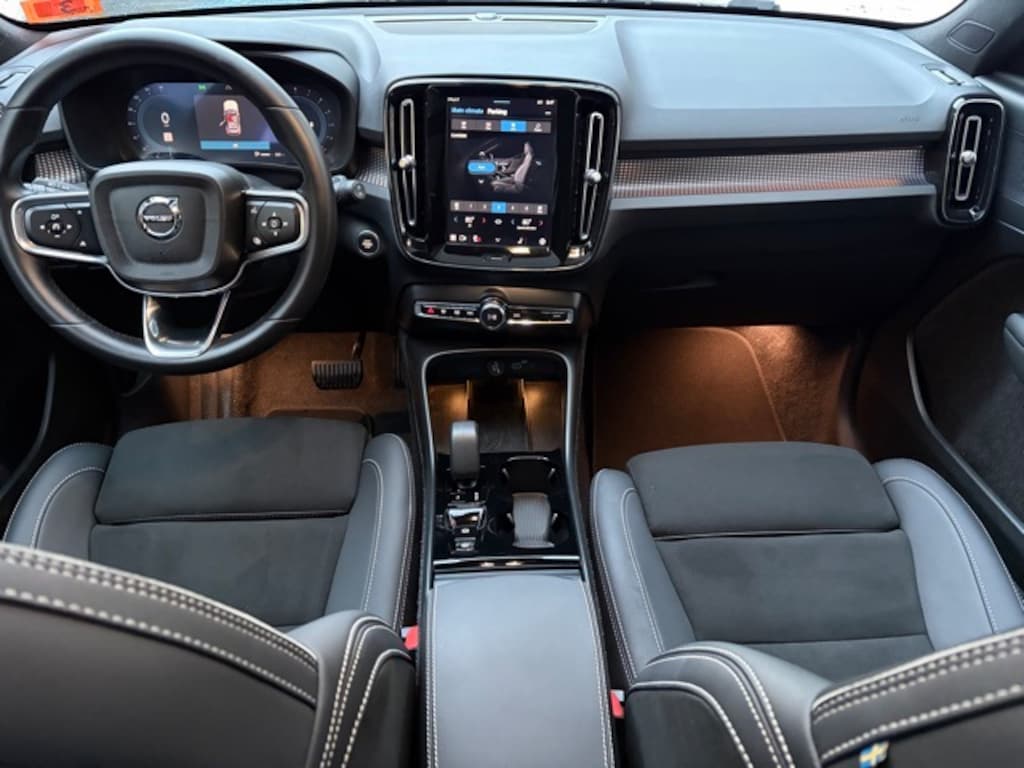 Certified 2025 Volvo XC40 B5 Plus Dark Theme SUV