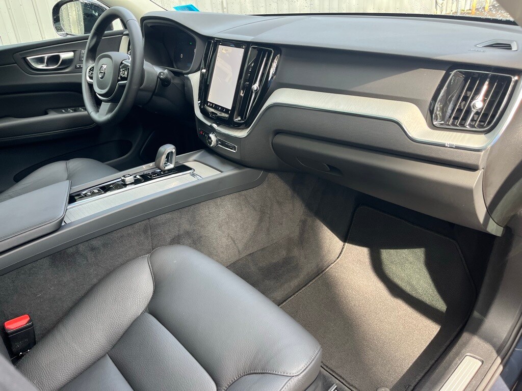 2025 Volvo XC60 B5 Plus photo 3