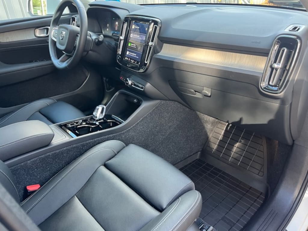 New 2025 Volvo XC40 B5 Plus Bright Theme SUV