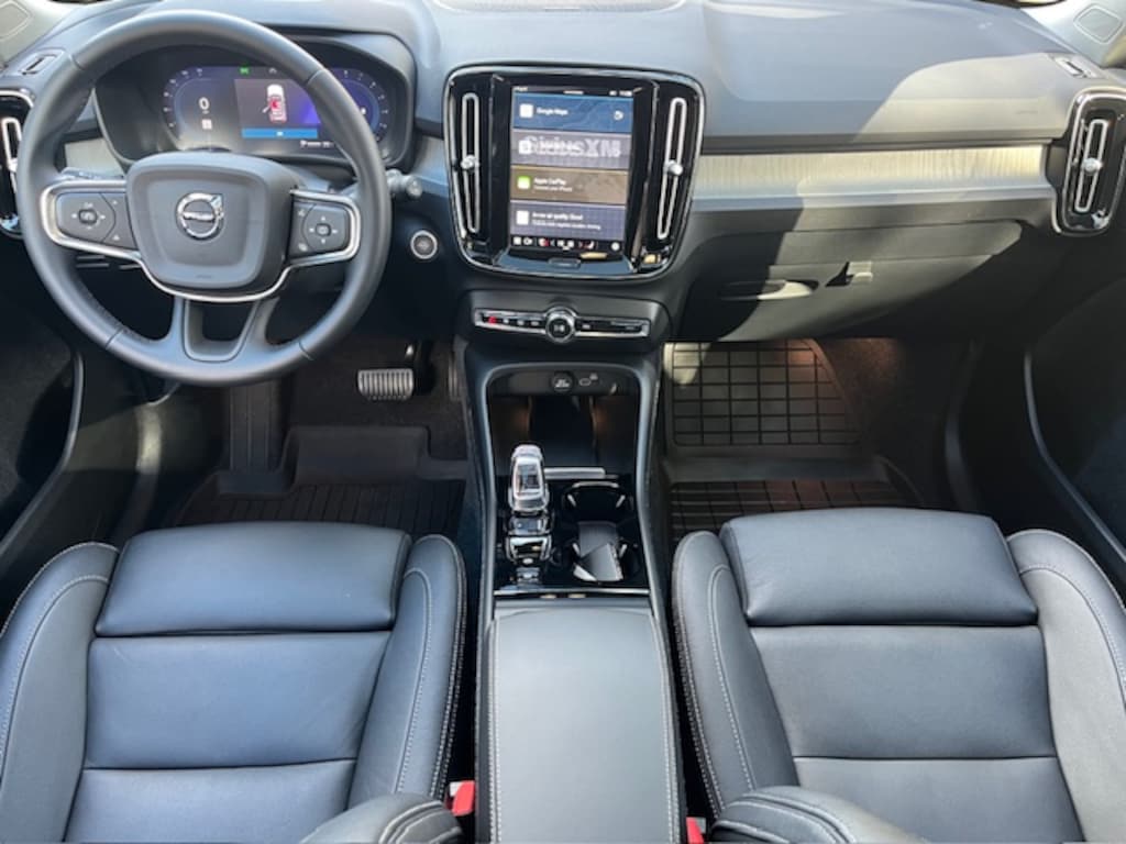 New 2025 Volvo XC40 B5 Plus Bright Theme SUV