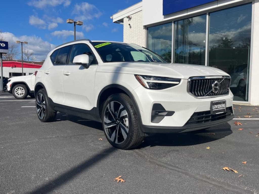 New 2025 Volvo XC40 B5 Plus Bright Theme SUV