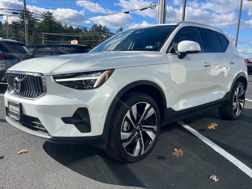 New 2025 Volvo XC40 B5 Plus Bright Theme SUV