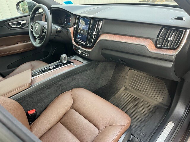 2023 Volvo XC60 B5 Plus photo 4