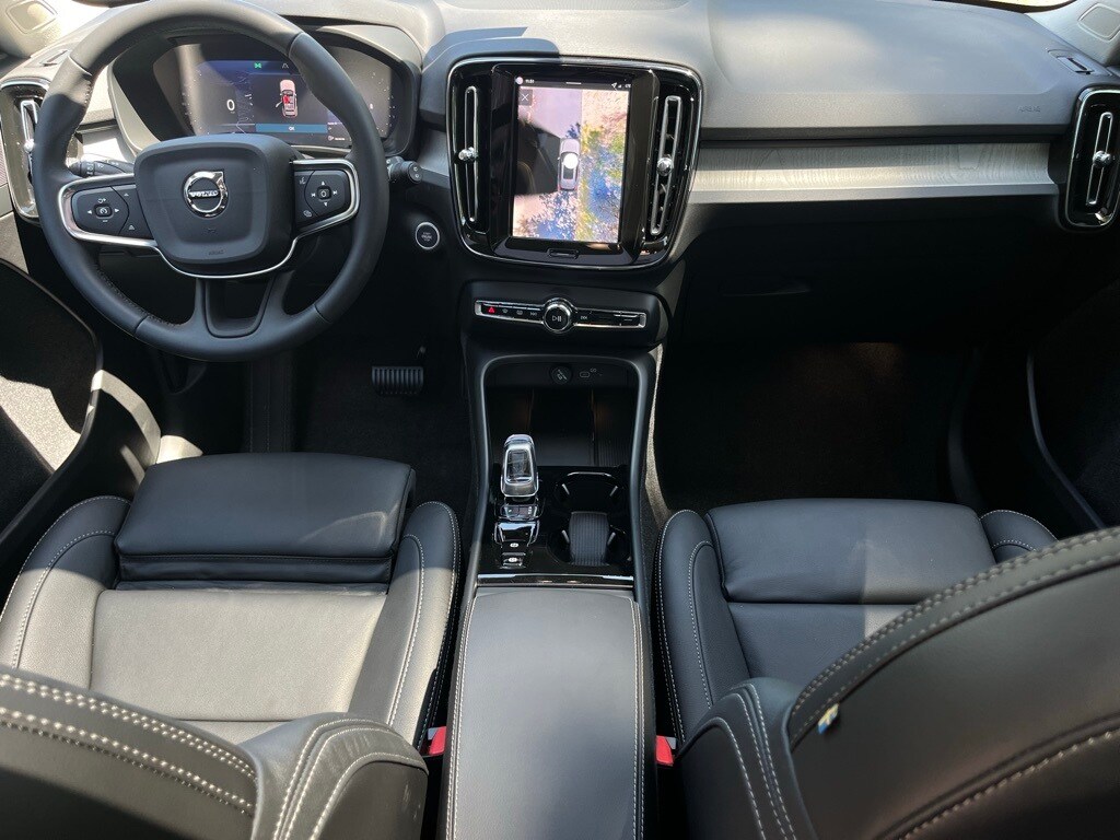 2026 Volvo XC40 Plus photo 3