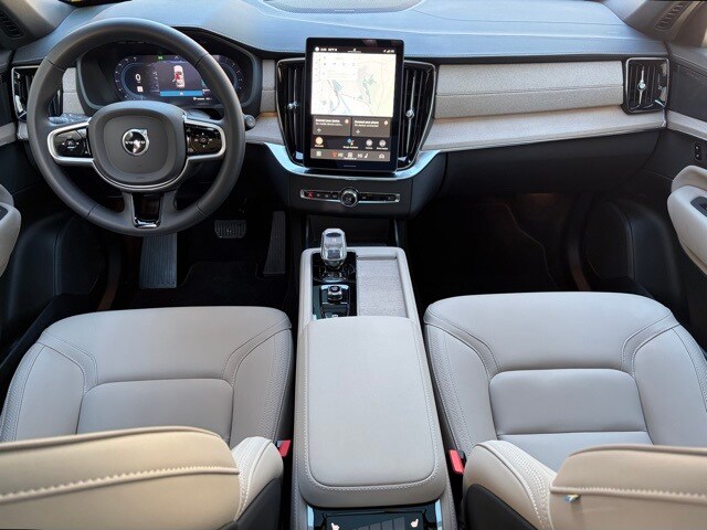 2025 Volvo XC90 B5 Plus photo 2