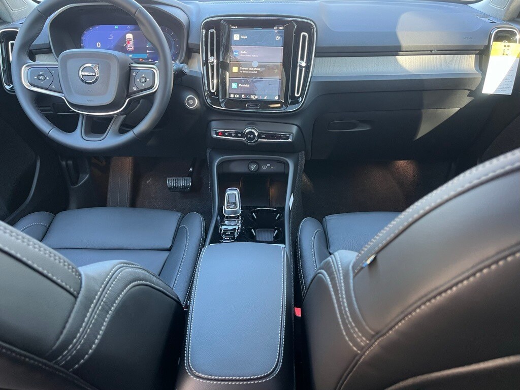 2025 Volvo XC40 photo 4